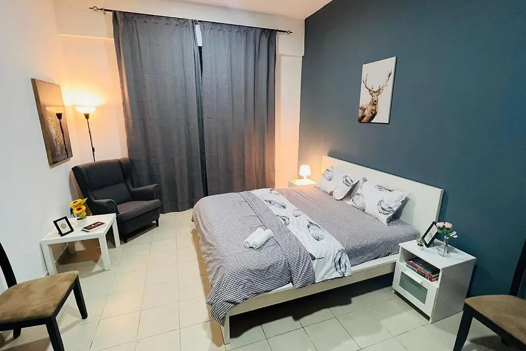 One Bedroom Apartment In Dubai Marina Near Blue Water
