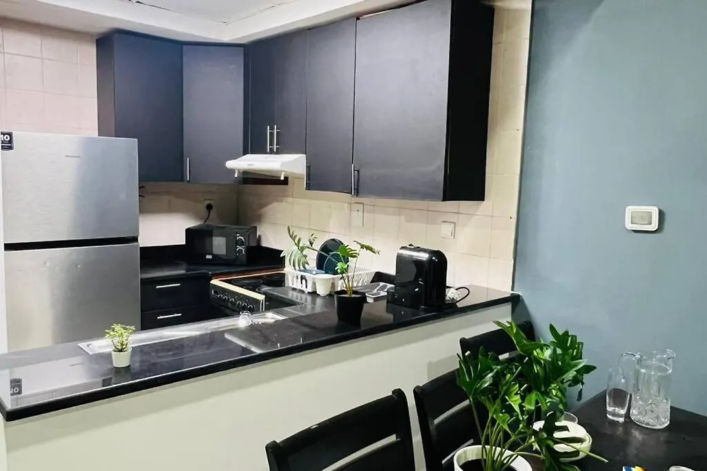 One Bedroom Apartment In Dubai Marina Near Blue Water