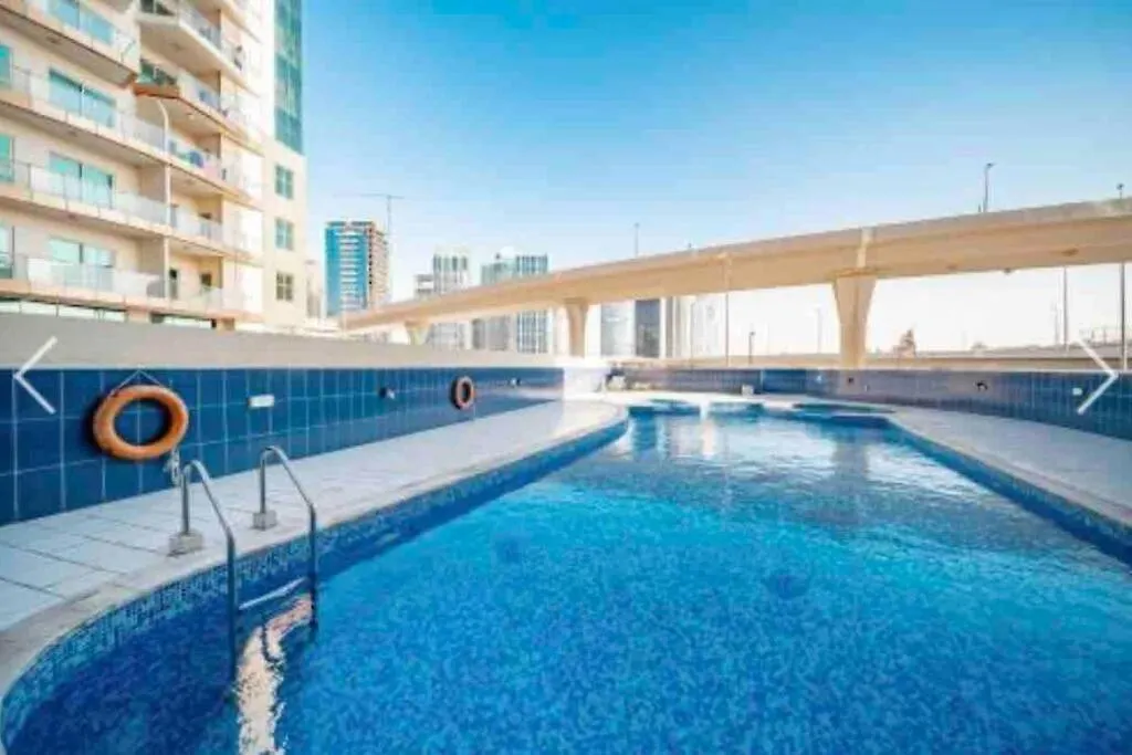 One Bedroom Apartment In Dubai Marina Near Blue Water