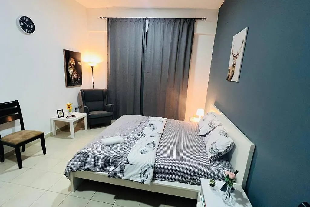 One Bedroom Apartment In Dubai Marina Near Blue Water